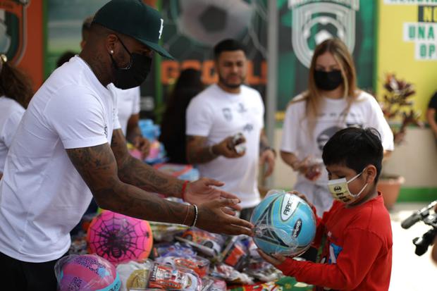 Jefferson Farfán organiza chocolatada