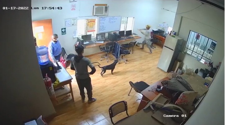 venezolanos destrozan empresa