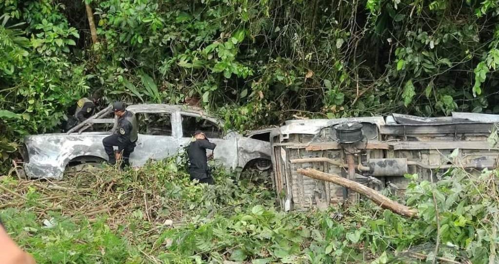 narcotraficantes roban y queman camionetas
