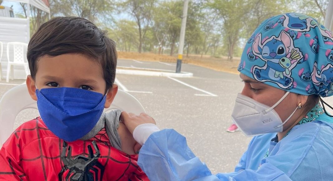 Niños y niñas se vacunan contra la covid-19