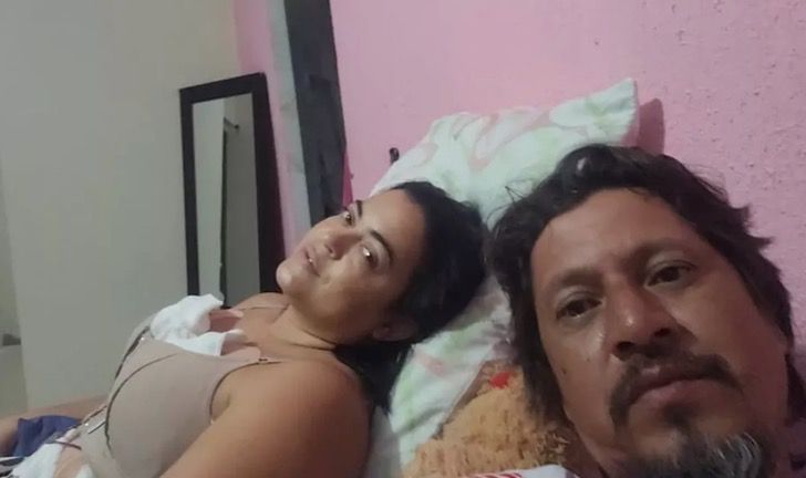 hombre ahorra para regalar aumento de senos a su esposa