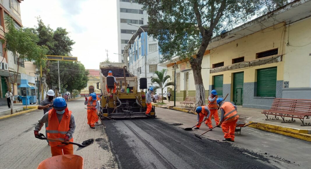 colocan asfalto en las calles de Piura