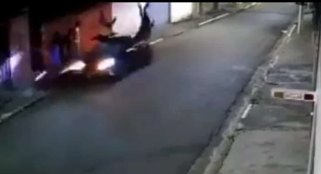 conductor atropella a dos ladrones tras asalto