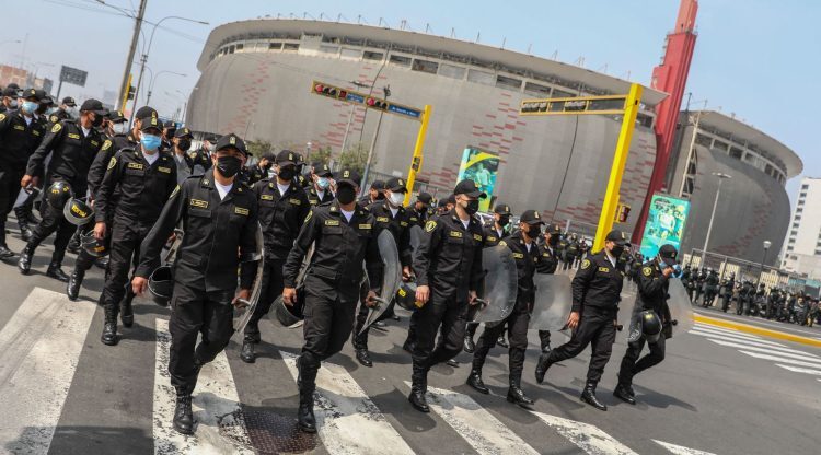 Policías garantizan seguridad en estadio nacional