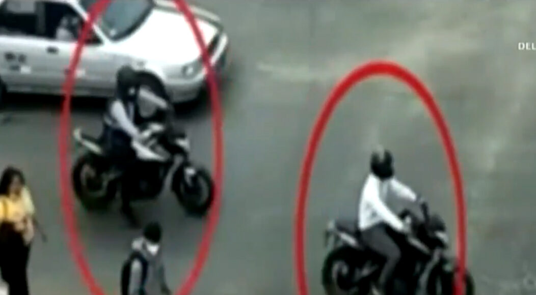 delincuentes en dos MOTOCICLETAS