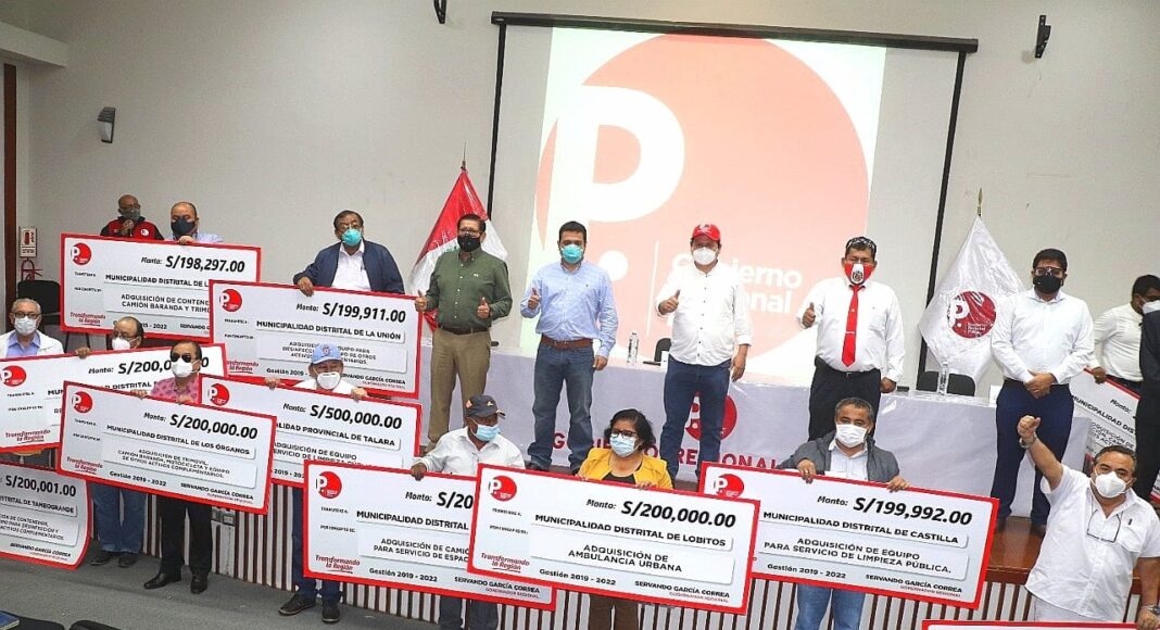entregan cheques para diferentes municipalidades