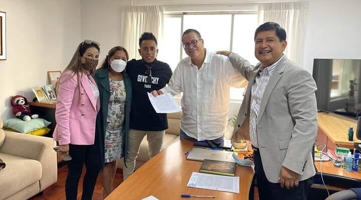 PHILIP REGALA AUTO A MAMÁ DE CUEVA