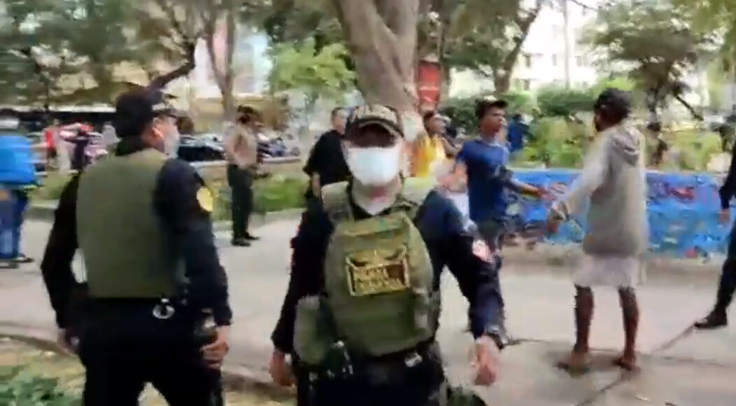 Venezolanos se enfrentan con arma blanca en el Parque Infantil