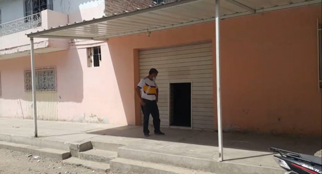 cuatro sujetos roban a escolares y profesora