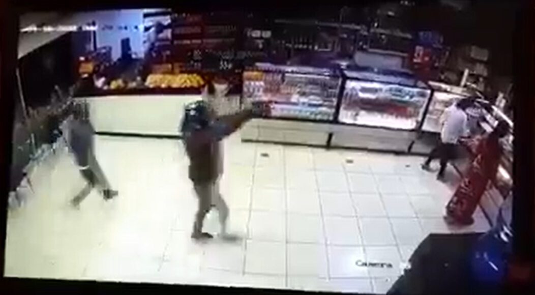 dos delincuentes roban panadería