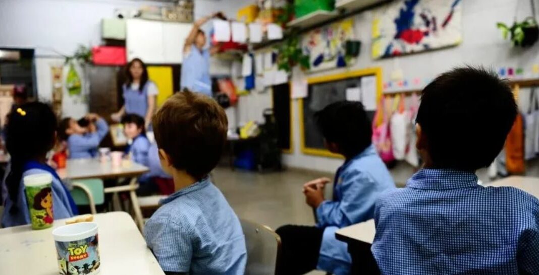 niña lleva tequila margarita y emborracha a todos