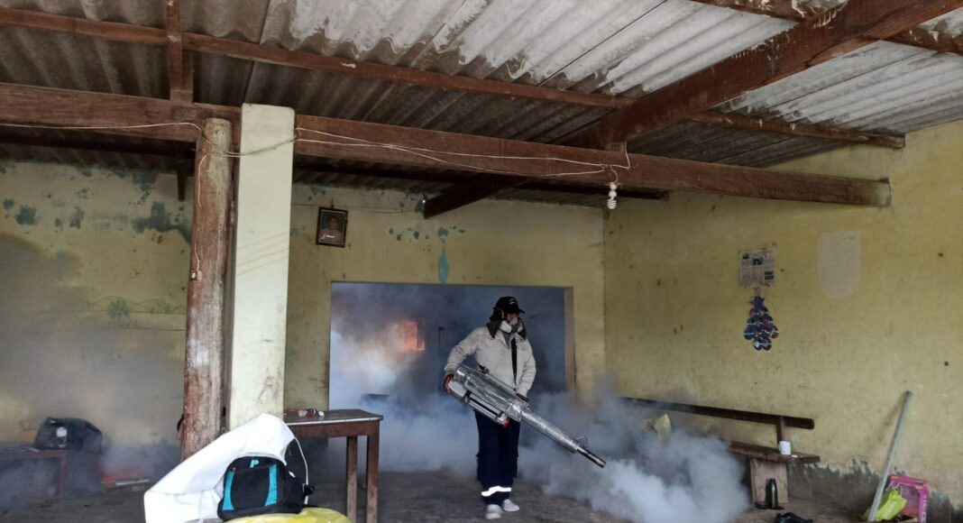 fumigan viviendas por dengue