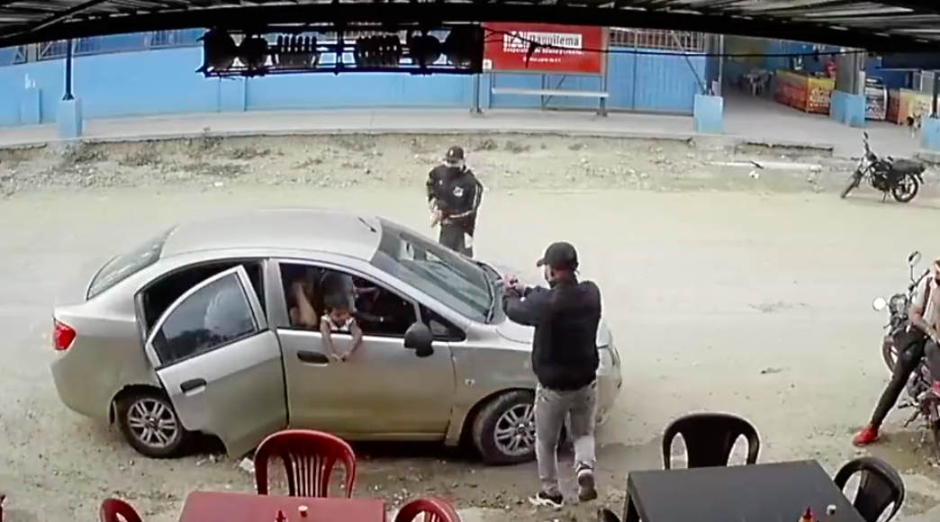 sicarios asesinann a hombre en su vehioculo junto a su familia