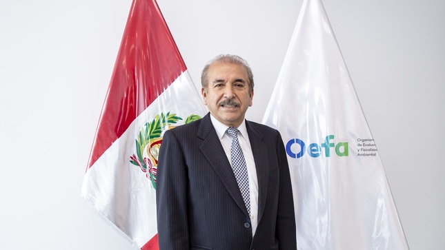 Manuel Manrique presidente de la OEFA renuncia tras difusión de chats pidiendo encuentros sexuales a cambio de trabajo.