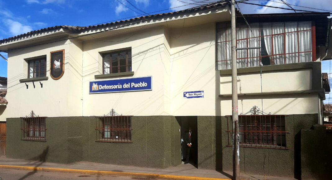 defensoría del pueblo investiga a maestra que castigó a niño limpiando inodoro.