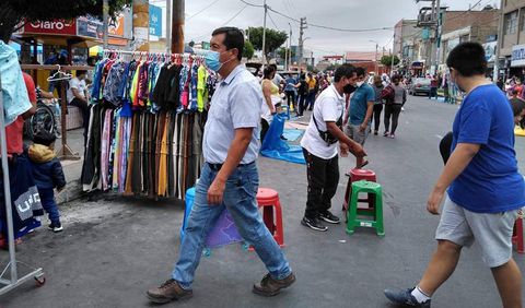 Ambulantes generan caos en vías públicas.