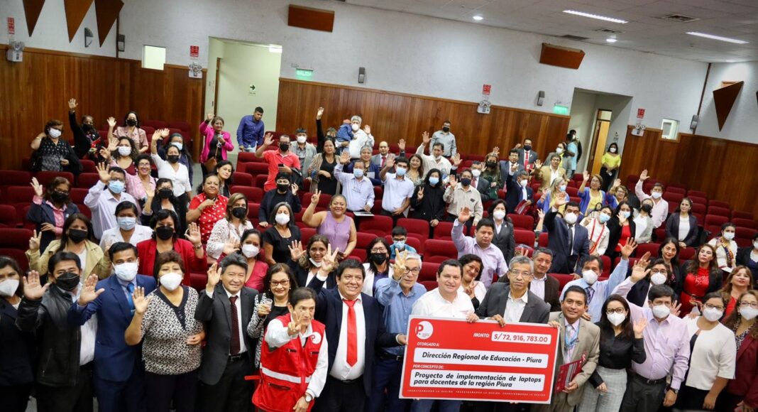 Gobernador regional de Piura entrega cheque de hasta 73 millones de soles para compra de laptops a maestros.