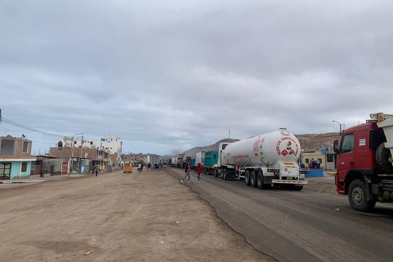 Mineros artesanales bloquearon la Panamericana Sur.