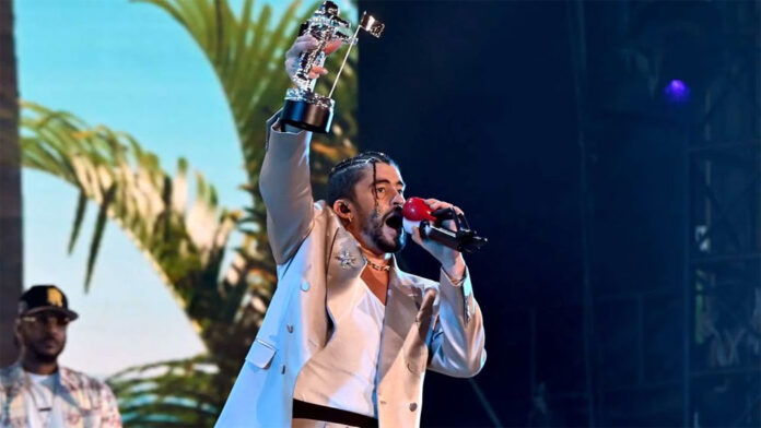 Bad Bunny gana el galardón del mejor artista del año en los Video Music Awards 2022.