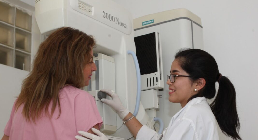 Gobierno promulgó ley que brinda un día anual a mujeres para que se realicen descarte de cáncer de mama y cuello uterino.