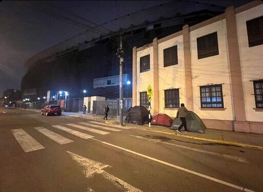 Fans acampan en el Estadio Nacional por Concierto de Coldplay.