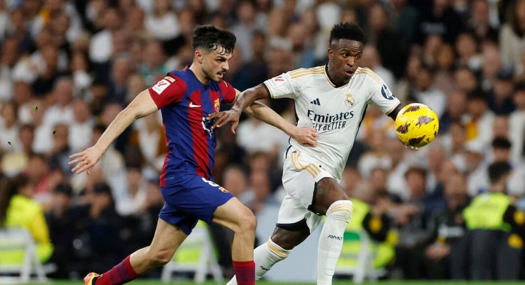El clásico entre Real Madrid y Barcelona se jugará este sábado en el Santiago Bernabéu, destacando el debut de Kylian Mbappé. Ambos equipos se enfrentarán por puntos y orgullo, con una batalla en el mediocampo que promete despertar la pasión de millones de aficionados.