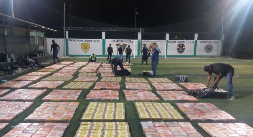 Detalle de los 3 037 paquetes tipo ladrillo de clorhidrato de cocaína incautados en el mega operativo de Piura.