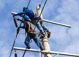 ENOSA programó cortes de luz en Piura y Veintiséis de Octubre Personal de Enosa realiza cambio de transformadores durante el corte de luz en Piura.