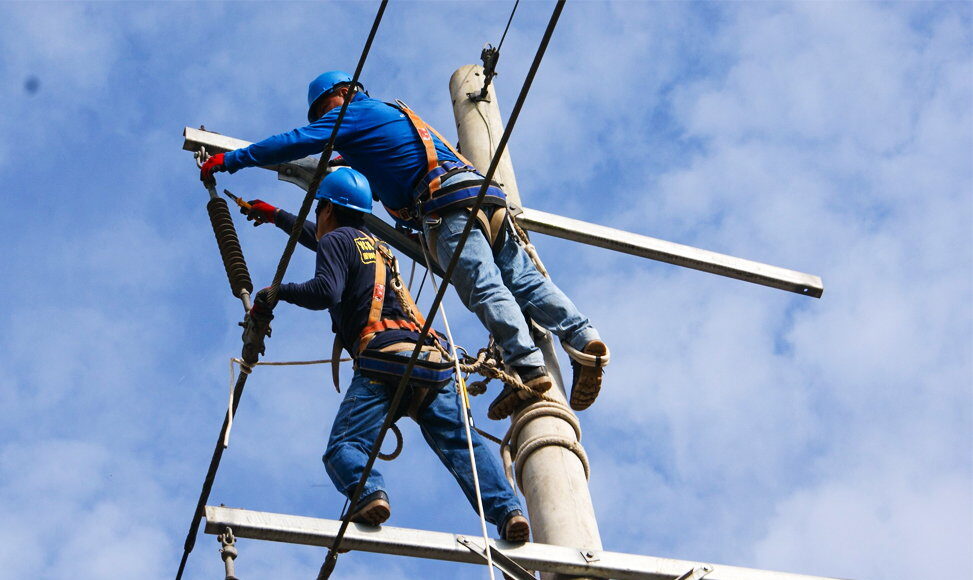 Personal de Enosa realiza cambio de transformadores durante el corte de luz en Piura.