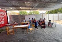 Alumnos de la I.E. 1407 estudian en condiciones precarias Aulnos de la IE 1407 recibiendo clases en condiciones precarias