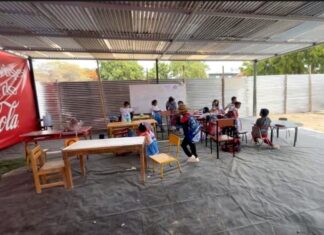 Alumnos de la I.E. 1407 estudian en condiciones precarias Aulnos de la IE 1407 recibiendo clases en condiciones precarias