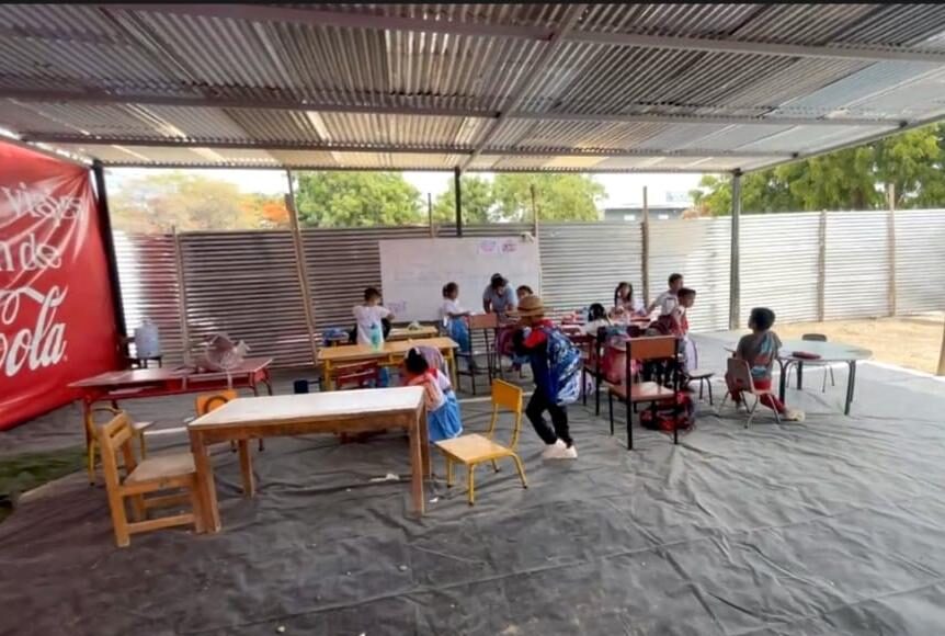 Aulnos de la IE 1407 recibiendo clases en condiciones precarias