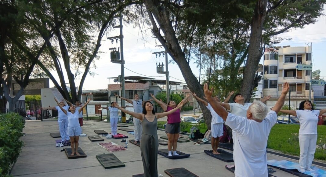 dia-del-padre-yoga-parque-nestor-martos-piura.jpg