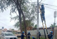 ENOSA retira cable clandestino tras riesgo por lluvias