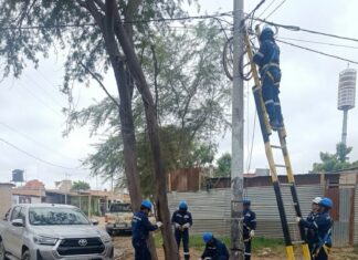 ENOSA retira cable clandestino tras riesgo por lluvias
